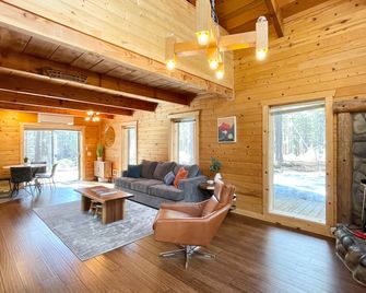 Cozy & colorful retreat with a deck, grill, wood stove, board games, W/D, & AC - Sunriver - Living room