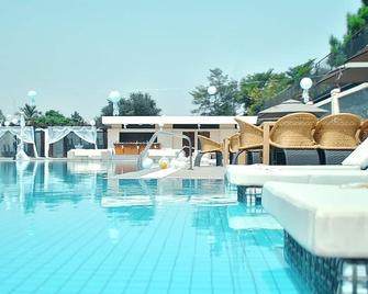 برافيا هوتل نيامي - نيامي - حوض السباحة