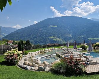 Huberhof - Astrum, vacation apartment with pool, sauna, garden and family idyll - Natz-Schabs