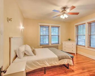 1903b (upstairs) · Timeless 1927 Craftsman Cooper Young Guest Quarter - Memphis - Bedroom