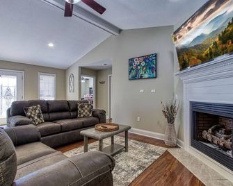 A Hillside Getaway- FREE attraction tickets for each paid day, Hot Tub, Game Room, WIFI - Sevierville - Salon