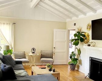 Woodland Hills Cottage on beautiful 1/4 acre property - Los Angeles - Living room