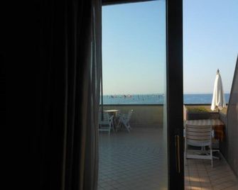 Hotel Ristorante Miralago - غردة - شرفة