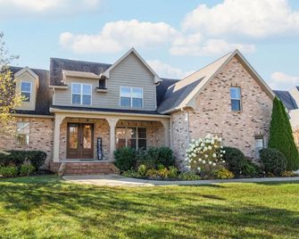 Nashville Oasis 4 Bed 3 Bath Home 30 Minutes to Downtown - 35 Nashville Airport - Pleasant View - Edificio