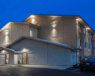 Super 8 by Wyndham Dubuque - Dubuque - Building