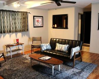 The Elvis House - Waco - Living room