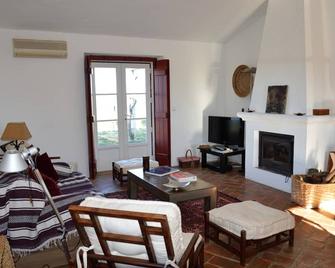 Gardian's house surrounded by vineyards and oak and olive trees - Alter do Chão - Sala de estar