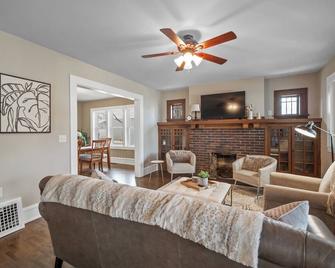 Spanish Charm 4bed/3bath - Waupaca - Living room