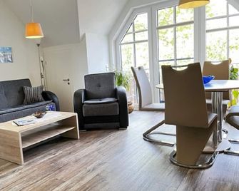 Zentrale Lage in Ortsmitte - Wustrow (Darss) - Wohnzimmer