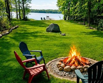 Escape to Tranquility on Ross Lake: A Perfect Getaway! - Aitkin - Patio
