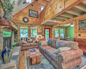 Charming Fancy Gap Cabin with Deck and Gas Grill! - Fancy Gap - Living room