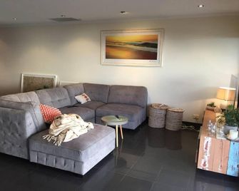 Luxurious 3 bedroom beachfront - panoramic views - West Lakes - Living room