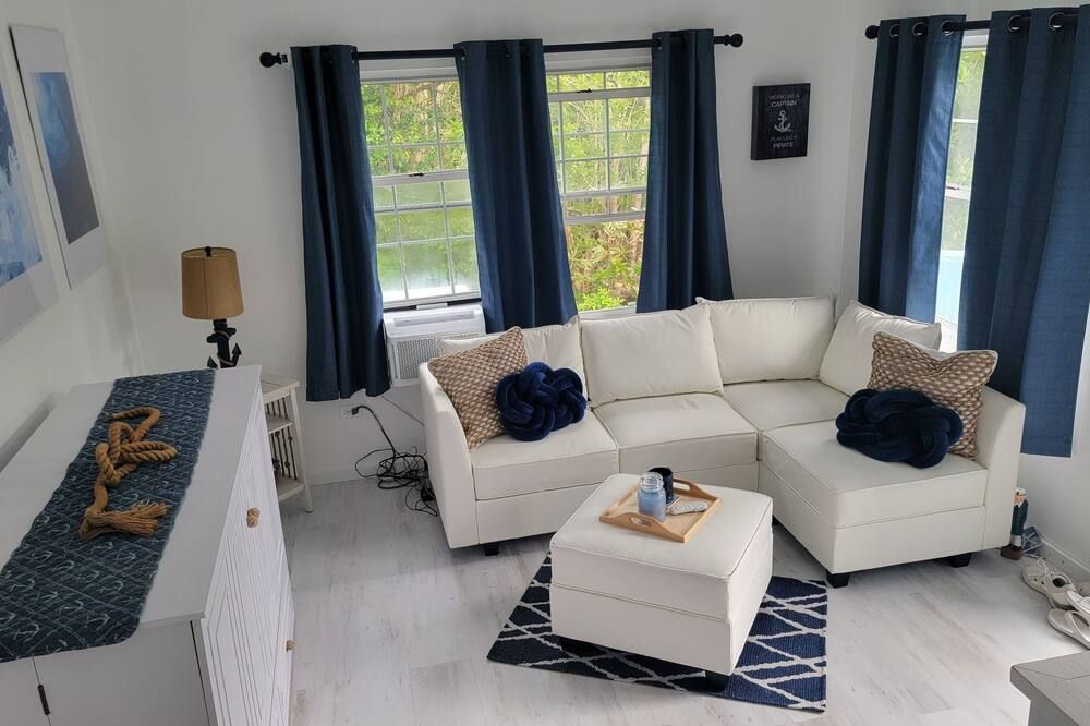 New! Rennovated 1-bedroom condo. Walk to beach & waterfront restaurants. - Saint George's - Sala de estar