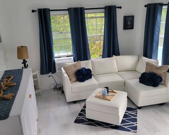 New! Rennovated 1-bedroom condo. Walk to beach & waterfront restaurants. - Saint George's - Sala de estar
