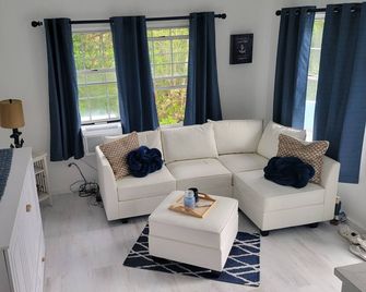New! Rennovated 1-bedroom condo. Walk to beach & waterfront restaurants. - Saint George's - Sala de estar