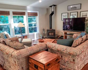 Beautiful Garden Home By The Bay! - Tillamook - Living room