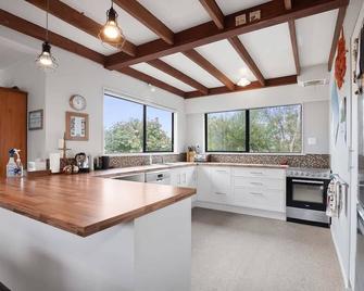 Parapara Beach Escape - Collingwood - Küche