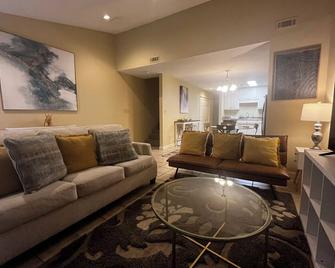 Cozy 3-bedroom townhome in Valdosta w/ amenities - Valdosta - Living room
