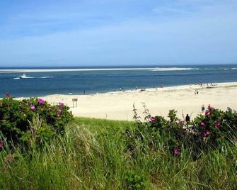 Walk To Restaurants, Shops & Liquor Store! Close To Downtown Chatham! - Chatham - Beach