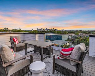 New-build with incredible rooftop deck with private hot tub, grill & views - Pleasant View - Balcony