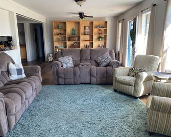 Spacious Farmhouse in Quiet Private Community 7Bedroom 4.5 Bathrooms - Selmer - Lounge