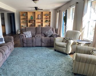 Spacious Farmhouse in Quiet Private Community 7Bedroom 4.5 Bathrooms - Selmer - Lounge