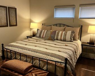 Historic Folsom! Book your stay now! - Folsom - Bedroom