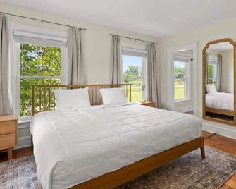 Hudson Restored Farmhouse with Fire Pit - Hudson - Bedroom