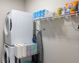 East Side Luxury 1BR Apt - Near Brady St with Balcony and Lounge - Milwaukee