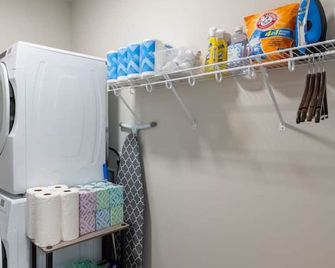East Side Luxury 1BR Apt - Near Brady St with Balcony and Lounge - มิลวอกี