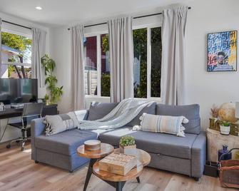 Hollywood Dream pool home & king beds - Van Nuys - Living room