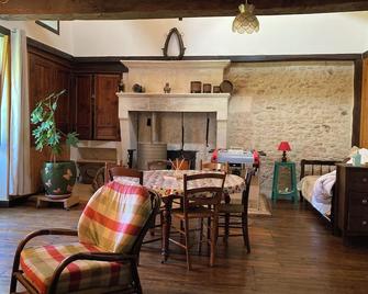 A rejuvenating stay in a quiet, rustically charming gîte - Champagne-et-Fontaine - Comedor