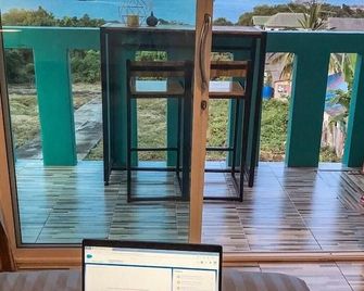 OYO 1090 Neutron Bungalow - Ko Si Chang - Habitación