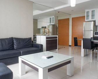 Vibrant Luxurious 2Br Apartment At Aryaduta Residence Connected To Cito Mall - Surabaya - Living room