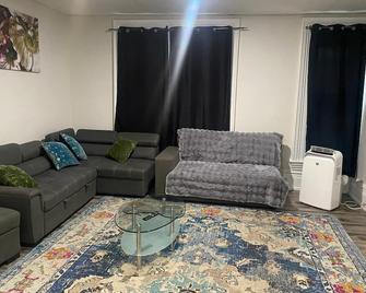 Downtown Apartment 6-7 people - Bowmanville - Living room