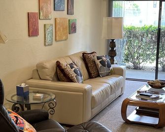 PSP Dream Stay - Large 2 bdm 2 bth condo- pickleball, tennis, all amenities - 棕櫚泉 - 客廳