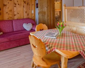 Holiday apartment I 'Morgenrot' / 2 bedrooms / shower / WC - Biohof Gschwandt - Rossleiten - Dining room