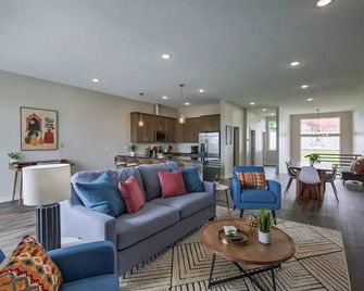 Luxury 3-Bedroom Townhome - Spectacular Views - Omaha - Sala de estar