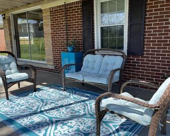 Caribbean in the Country with ALL the feels! Hike, Nashville, lake, waterfalls. - Gordonsville - Patio