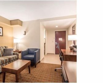 Comfort Inn and Suites Brattleboro I-91 - Brattleboro - Sala de estar
