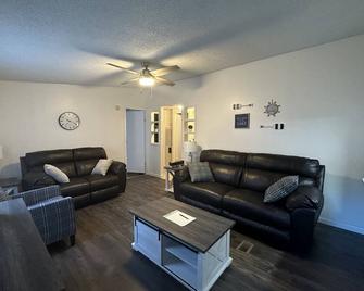 The Cove at Lake Houser-lakefront home, large deck, fishing/kayak/paddle board - Mooresboro - Living room