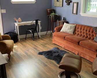 Quaint country house nestled in the woods - Middletown - Living room