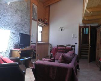 LA THUILE typical mountain house-70m2 - 2/4 pers. Two bathrooms. Recently refitted - La Thuile - Salon