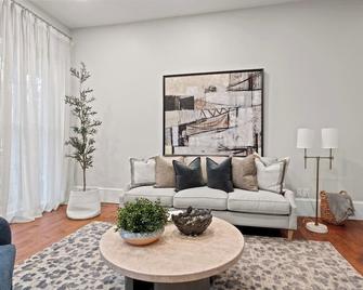 16 Guests | King Beds | En Suite Bathrooms - Palmyra - Sala de estar