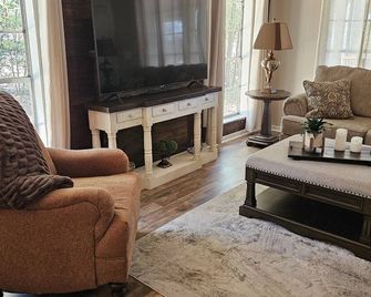 Mady's Happy Place is a charming 3 bedroom, 2 bath home near historic downtown - Brewton - Living room