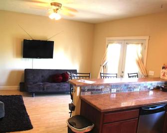 Close To Everything! Well Equipped, Centrally Located House Near Coeur D'alene. - Post Falls - Living room