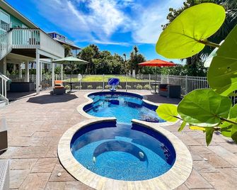 Island Haven: Uncover Blissful Paradise - קאפטיבה - בריכה