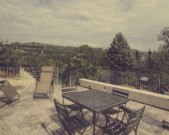 كاسا ريسيا - ألبا - شرفة