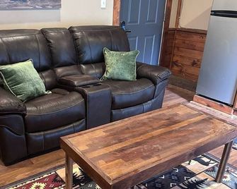 Charming Cabin On The River - Mason City - Wohnzimmer