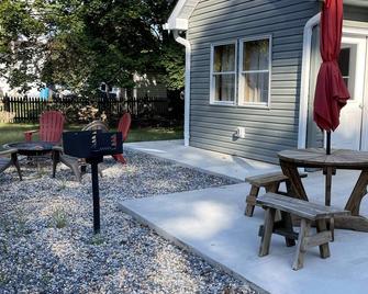 Vacation Rental Thistle Cottage - Bolivar - Patio